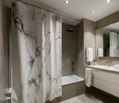 Шторка или стеклянная перегородка в ванной?