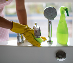 Как ухаживать за чугунной ванной