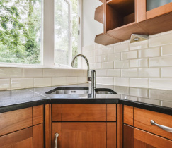 Особенности угловых кухонных моек