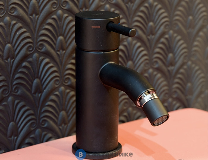 Смеситель CISAL Less New LN00055040 однорычажный для биде на 1 отверстие с донным клапаном, чёрный матовый